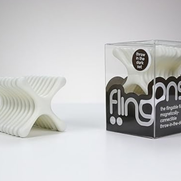 Flingons Throw in the Dark Game Rare Out of Print - Picture 2 of 7